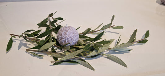 Bougie boule de roses en cire d’olive – Élégance florale et naturelle