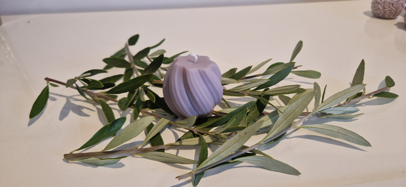 Bougie torsadée en cire d’olive – Élégance sculptée et naturelle