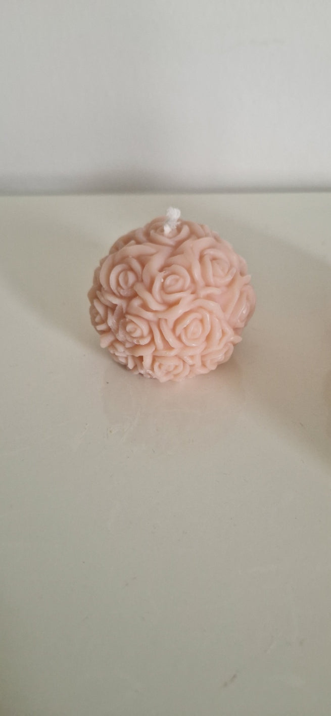Bougie boule de roses en cire d’olive – Élégance florale et naturelle