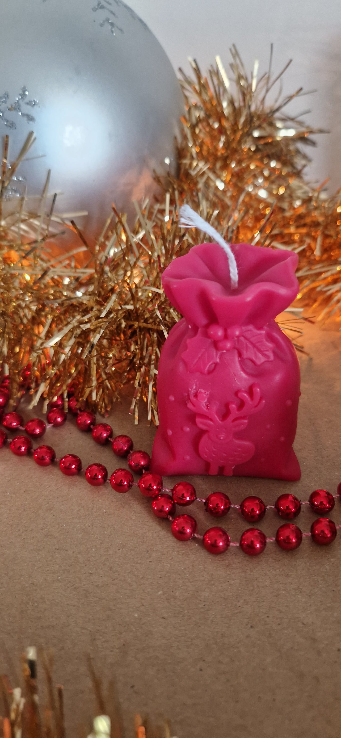 Bougie artisanale « Sac à Cadeaux » – Cire d’olive & mèche coton – Parfum de Grasse