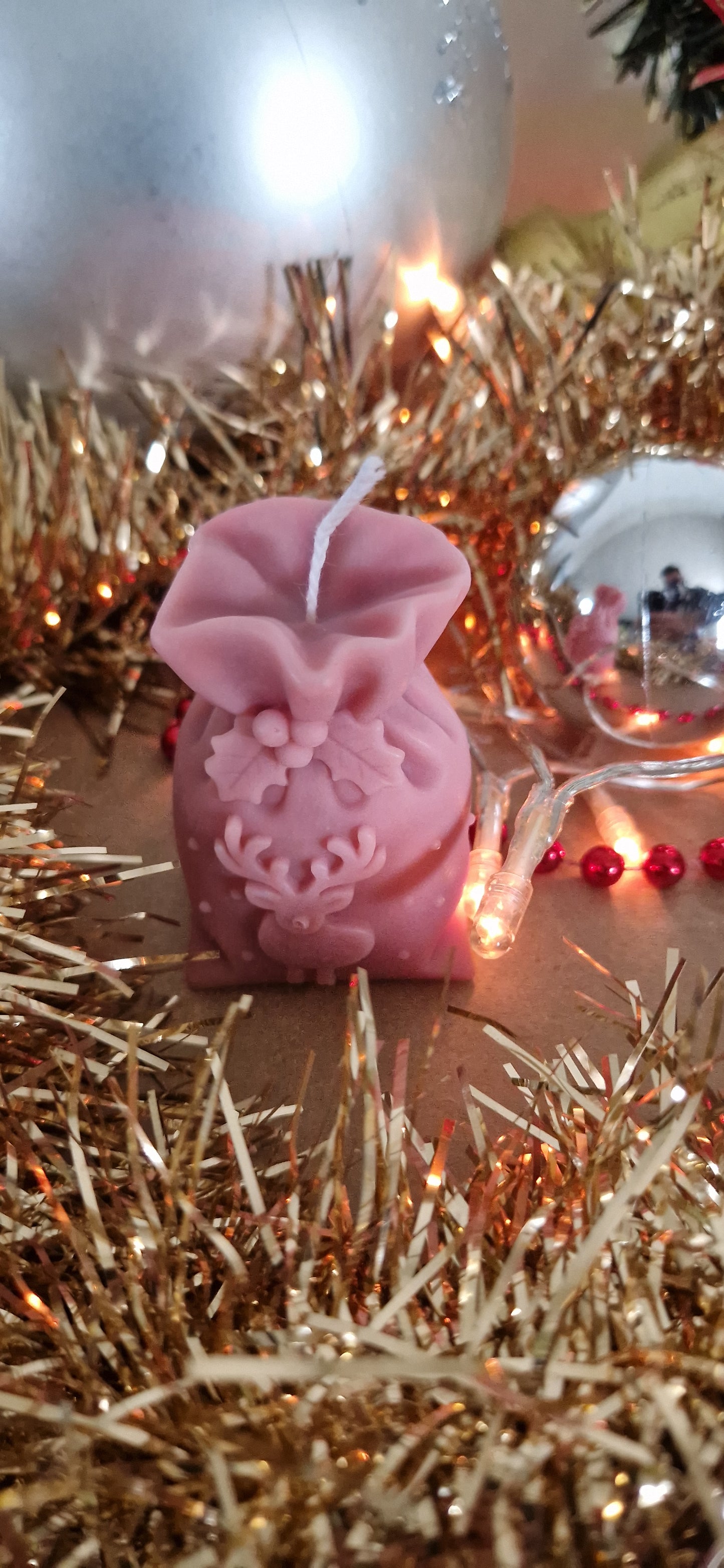 Bougie artisanale « Sac à Cadeaux » – Cire d’olive & mèche coton – Parfum de Grasse