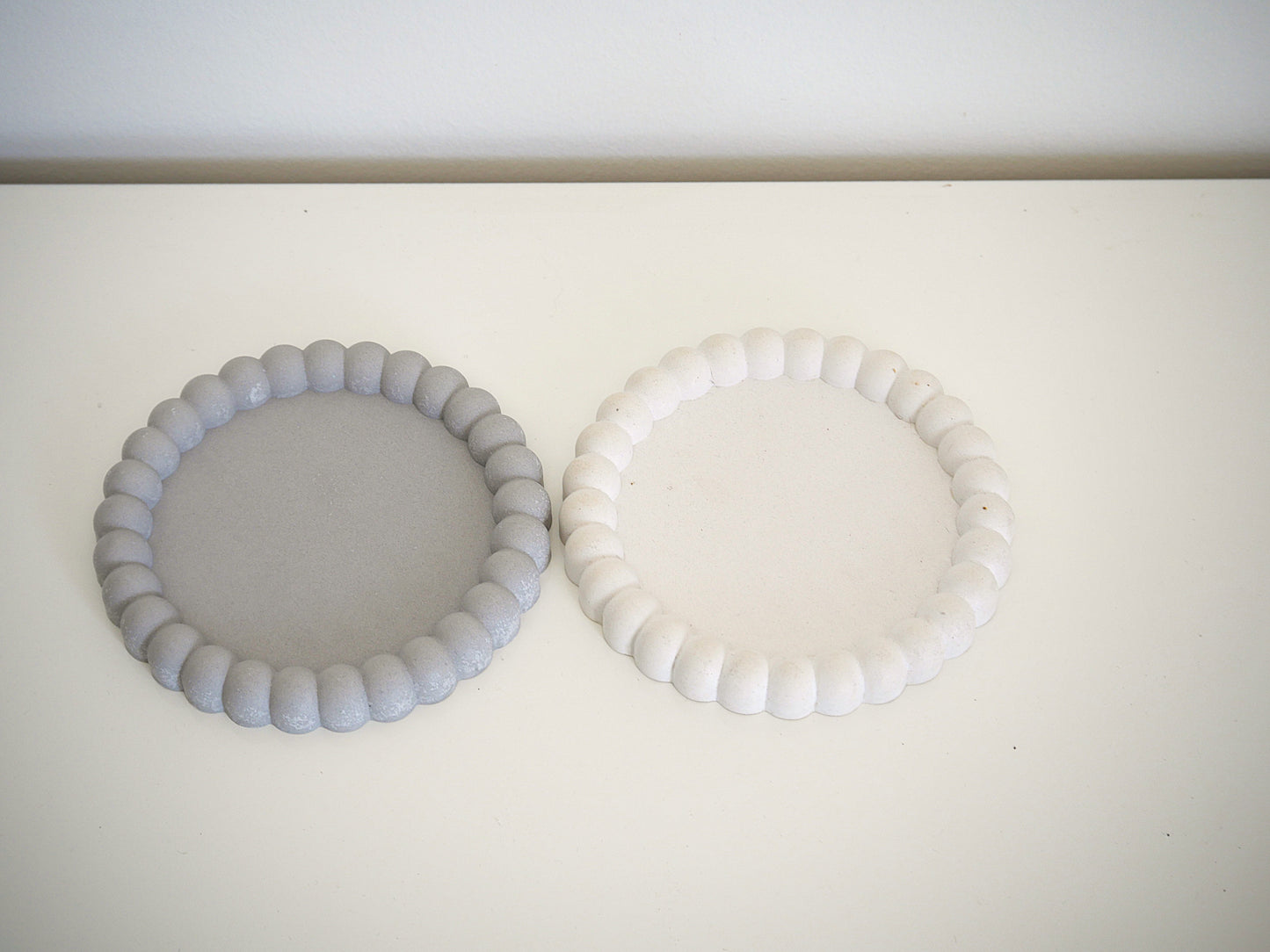 Plateaux  Rondeur Pure – Design Minimaliste & Artisanat Éco-Responsable